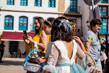 Carmona, İspanya - 19 Haziran 2022 Corpus Christi de Carmona, çocuklarla birlikte Santa Maria Kilisesi 'ne yapılan dini geçit töreni.