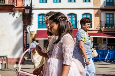 Carmona, İspanya - 19 Haziran 2022 Corpus Christi de Carmona, çocuklarla birlikte Santa Maria Kilisesi 'ne yapılan dini geçit töreni.