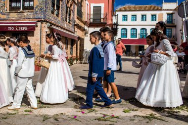 Carmona, İspanya - 19 Haziran 2022 Corpus Christi de Carmona, çocuklarla birlikte Santa Maria Kilisesi 'ne yapılan dini geçit töreni.