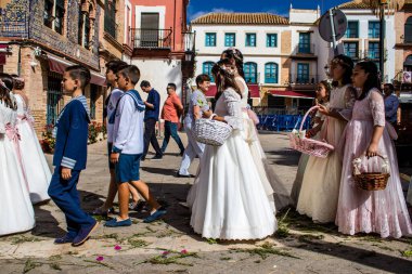 Carmona, İspanya - 19 Haziran 2022 Corpus Christi de Carmona, çocuklarla birlikte Santa Maria Kilisesi 'ne yapılan dini geçit töreni.