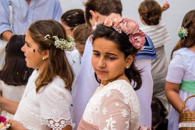 Carmona, İspanya - 19 Haziran 2022 Corpus Christi de Carmona, çocuklarla birlikte Santa Maria Kilisesi 'ne yapılan dini geçit töreni.
