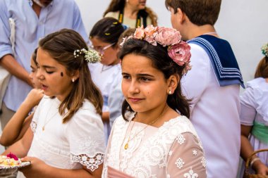 Carmona, İspanya - 19 Haziran 2022 Corpus Christi de Carmona, çocuklarla birlikte Santa Maria Kilisesi 'ne yapılan dini geçit töreni.