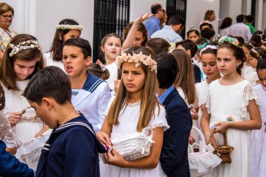 Carmona, İspanya - 19 Haziran 2022 Corpus Christi de Carmona, çocuklarla birlikte Santa Maria Kilisesi 'ne yapılan dini geçit töreni.