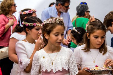 Carmona, İspanya - 19 Haziran 2022 Corpus Christi de Carmona, çocuklarla birlikte Santa Maria Kilisesi 'ne yapılan dini geçit töreni.