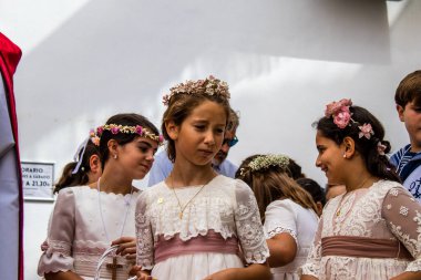 Carmona, İspanya - 19 Haziran 2022 Corpus Christi de Carmona, çocuklarla birlikte Santa Maria Kilisesi 'ne yapılan dini geçit töreni.