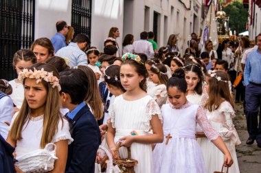Carmona, İspanya - 19 Haziran 2022 Corpus Christi de Carmona, çocuklarla birlikte Santa Maria Kilisesi 'ne yapılan dini geçit töreni.