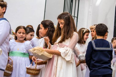 Carmona, İspanya - 19 Haziran 2022 Corpus Christi de Carmona, çocuklarla birlikte Santa Maria Kilisesi 'ne yapılan dini geçit töreni.