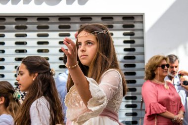 Carmona, İspanya - 19 Haziran 2022 Corpus Christi de Carmona, çocuklarla birlikte Santa Maria Kilisesi 'ne yapılan dini geçit töreni.