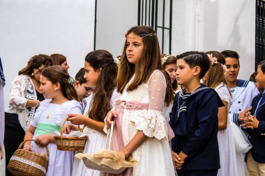 Carmona, İspanya - 19 Haziran 2022 Corpus Christi de Carmona, çocuklarla birlikte Santa Maria Kilisesi 'ne yapılan dini geçit töreni.