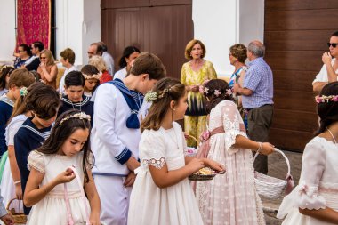 Carmona, İspanya - 19 Haziran 2022 Corpus Christi de Carmona, çocuklarla birlikte Santa Maria Kilisesi 'ne yapılan dini geçit töreni.