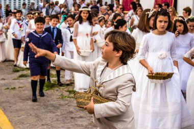 Carmona, İspanya - 19 Haziran 2022 Corpus Christi de Carmona, çocuklarla birlikte Santa Maria Kilisesi 'ne yapılan dini geçit töreni.
