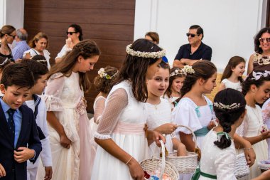 Carmona, İspanya - 19 Haziran 2022 Corpus Christi de Carmona, çocuklarla birlikte Santa Maria Kilisesi 'ne yapılan dini geçit töreni.