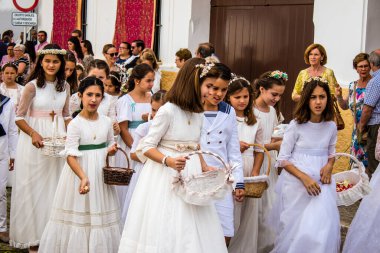 Carmona, İspanya - 19 Haziran 2022 Corpus Christi de Carmona, çocuklarla birlikte Santa Maria Kilisesi 'ne yapılan dini geçit töreni.