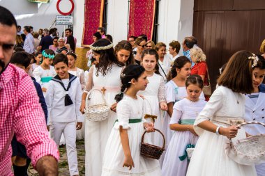 Carmona, İspanya - 19 Haziran 2022 Corpus Christi de Carmona, çocuklarla birlikte Santa Maria Kilisesi 'ne yapılan dini geçit töreni.