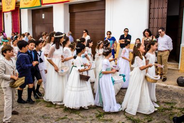 Carmona, İspanya - 19 Haziran 2022 Corpus Christi de Carmona, çocuklarla birlikte Santa Maria Kilisesi 'ne yapılan dini geçit töreni.