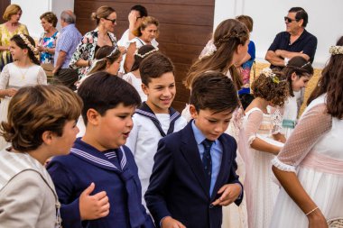 Carmona, İspanya - 19 Haziran 2022 Corpus Christi de Carmona, çocuklarla birlikte Santa Maria Kilisesi 'ne yapılan dini geçit töreni.