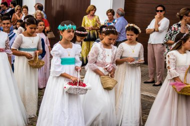 Carmona, İspanya - 19 Haziran 2022 Corpus Christi de Carmona, çocuklarla birlikte Santa Maria Kilisesi 'ne yapılan dini geçit töreni.