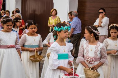 Carmona, İspanya - 19 Haziran 2022 Corpus Christi de Carmona, çocuklarla birlikte Santa Maria Kilisesi 'ne yapılan dini geçit töreni.