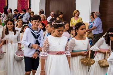 Carmona, İspanya - 19 Haziran 2022 Corpus Christi de Carmona, çocuklarla birlikte Santa Maria Kilisesi 'ne yapılan dini geçit töreni.