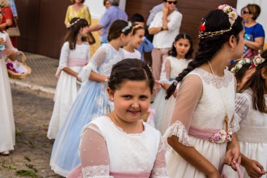 Carmona, İspanya - 19 Haziran 2022 Corpus Christi de Carmona, çocuklarla birlikte Santa Maria Kilisesi 'ne yapılan dini geçit töreni.