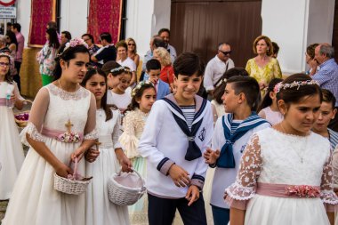 Carmona, İspanya - 19 Haziran 2022 Corpus Christi de Carmona, çocuklarla birlikte Santa Maria Kilisesi 'ne yapılan dini geçit töreni.