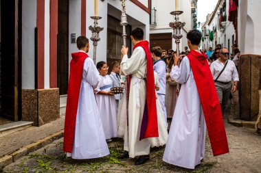 Carmona, İspanya - 19 Haziran 2022 Corpus Christi de Carmona, çocuklarla birlikte Santa Maria Kilisesi 'ne yapılan dini geçit töreni.
