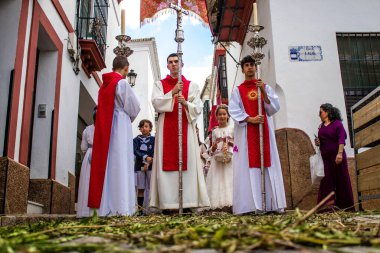 Carmona, İspanya - 19 Haziran 2022 Corpus Christi de Carmona, çocuklarla birlikte Santa Maria Kilisesi 'ne yapılan dini geçit töreni.