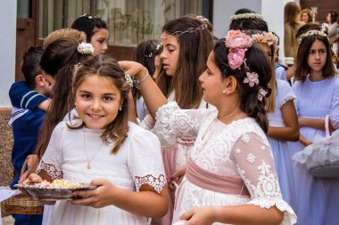 Carmona, İspanya - 19 Haziran 2022 Corpus Christi de Carmona, çocuklarla birlikte Santa Maria Kilisesi 'ne yapılan dini geçit töreni.