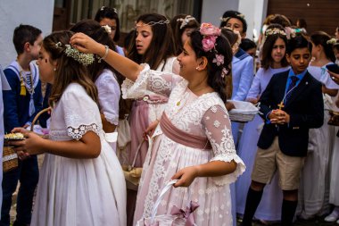 Carmona, İspanya - 19 Haziran 2022 Corpus Christi de Carmona, çocuklarla birlikte Santa Maria Kilisesi 'ne yapılan dini geçit töreni.