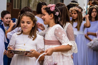 Carmona, İspanya - 19 Haziran 2022 Corpus Christi de Carmona, çocuklarla birlikte Santa Maria Kilisesi 'ne yapılan dini geçit töreni.