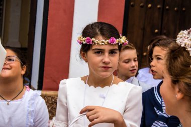 Carmona, İspanya - 19 Haziran 2022 Corpus Christi de Carmona, çocuklarla birlikte Santa Maria Kilisesi 'ne yapılan dini geçit töreni.