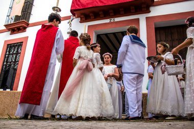 Carmona, İspanya - 19 Haziran 2022 Corpus Christi de Carmona, çocuklarla birlikte Santa Maria Kilisesi 'ne yapılan dini geçit töreni.