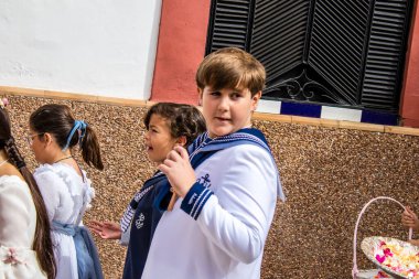 Carmona, İspanya - 19 Haziran 2022 Corpus Christi de Carmona, çocuklarla birlikte Santa Maria Kilisesi 'ne yapılan dini geçit töreni.