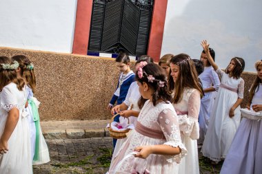 Carmona, İspanya - 19 Haziran 2022 Corpus Christi de Carmona, çocuklarla birlikte Santa Maria Kilisesi 'ne yapılan dini geçit töreni.
