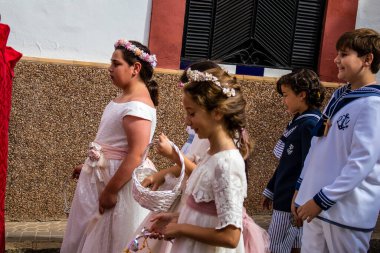 Carmona, İspanya - 19 Haziran 2022 Corpus Christi de Carmona, çocuklarla birlikte Santa Maria Kilisesi 'ne yapılan dini geçit töreni.