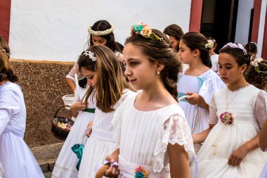 Carmona, İspanya - 19 Haziran 2022 Corpus Christi de Carmona, Santa Maria Kilisesi 'ne giden genç çocuklarla dolu dini geçit töreni.