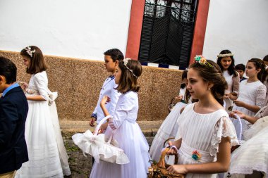 Carmona, İspanya - 19 Haziran 2022 Corpus Christi de Carmona, Santa Maria Kilisesi 'ne giden genç çocuklarla dolu dini geçit töreni.