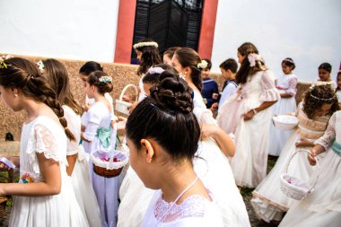 Carmona, İspanya - 19 Haziran 2022 Corpus Christi de Carmona, Santa Maria Kilisesi 'ne giden genç çocuklarla dolu dini geçit töreni.