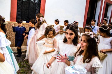 Carmona, İspanya - 19 Haziran 2022 Corpus Christi de Carmona, Santa Maria Kilisesi 'ne giden genç çocuklarla dolu dini geçit töreni.
