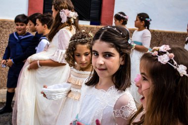 Carmona, İspanya - 19 Haziran 2022 Corpus Christi de Carmona, Santa Maria Kilisesi 'ne giden genç çocuklarla dolu dini geçit töreni.