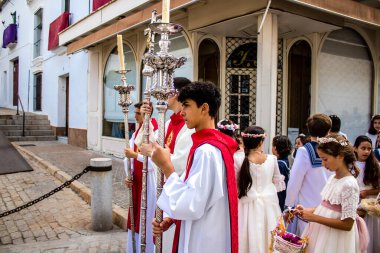 Carmona, İspanya - 19 Haziran 2022 Corpus Christi de Carmona, Santa Maria Kilisesi 'ne giden genç çocuklarla dolu dini geçit töreni.