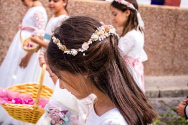 Carmona, İspanya - 19 Haziran 2022 Corpus Christi de Carmona, Santa Maria Kilisesi 'ne giden genç çocuklarla dolu dini geçit töreni.
