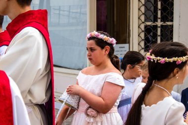 Carmona, İspanya - 19 Haziran 2022 Corpus Christi de Carmona, Santa Maria Kilisesi 'ne giden genç çocuklarla dolu dini geçit töreni.