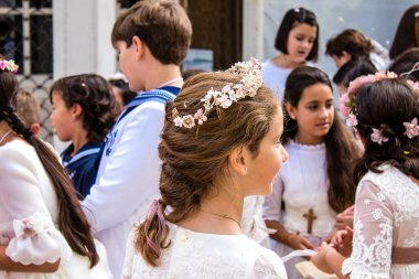 Carmona, İspanya - 19 Haziran 2022 Corpus Christi de Carmona, Santa Maria Kilisesi 'ne giden genç çocuklarla dolu dini geçit töreni.