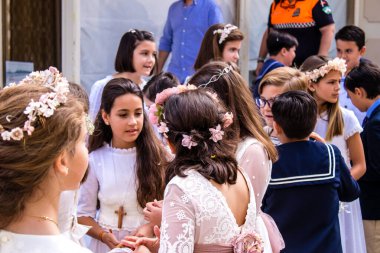 Carmona, İspanya - 19 Haziran 2022 Corpus Christi de Carmona, Santa Maria Kilisesi 'ne giden genç çocuklarla dolu dini geçit töreni.
