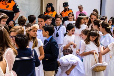 Carmona, İspanya - 19 Haziran 2022 Corpus Christi de Carmona, Santa Maria Kilisesi 'ne giden genç çocuklarla dolu dini geçit töreni.