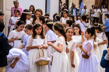 Carmona, İspanya - 19 Haziran 2022 Corpus Christi de Carmona, Santa Maria Kilisesi 'ne giden genç çocuklarla dolu dini geçit töreni.