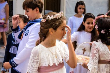 Carmona, İspanya - 19 Haziran 2022 Corpus Christi de Carmona, Santa Maria Kilisesi 'ne giden genç çocuklarla dolu dini geçit töreni.