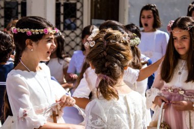 Carmona, İspanya - 19 Haziran 2022 Corpus Christi de Carmona, Santa Maria Kilisesi 'ne giden genç çocuklarla dolu dini geçit töreni.