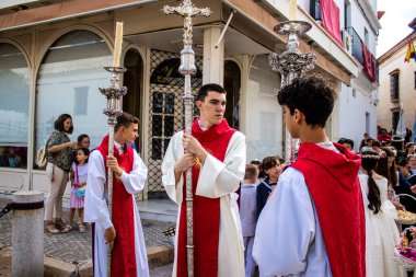 Carmona, İspanya - 19 Haziran 2022 Corpus Christi de Carmona, Santa Maria Kilisesi 'ne giden genç çocuklarla dolu dini geçit töreni.